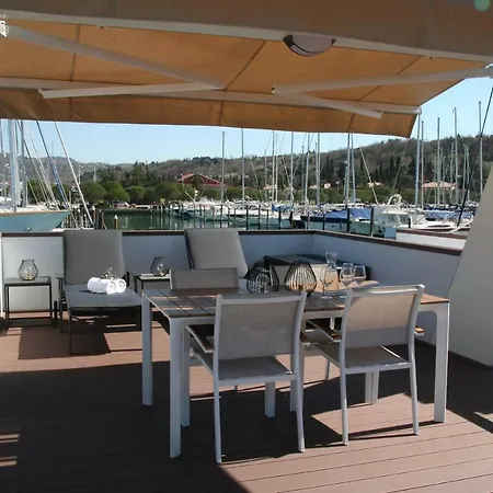 Hébergement de vacances Floating House Marina Royal *