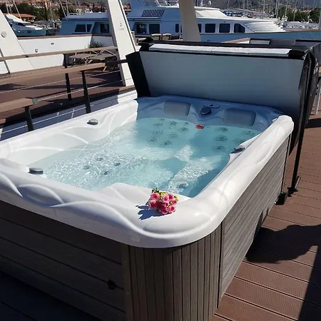Hébergement de vacances Floating House Marina Royal *