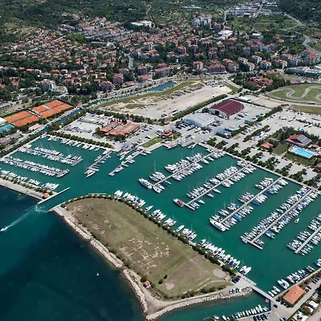 Floating House Marina Royal *