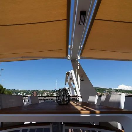 Holiday home Floating House Marina Royal *
